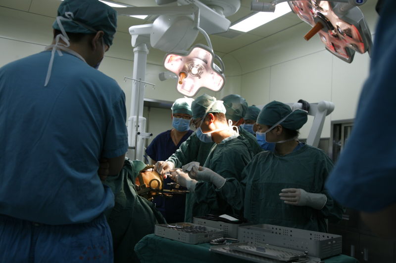 唐山工人医院成功植入唐山市首例脑起搏器