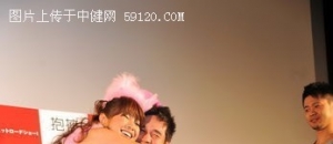 日本变性艺人与帅哥拥抱！