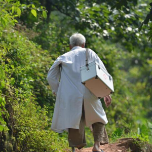 “独腿村医”陈永根：一根拐杖丈量18万里路