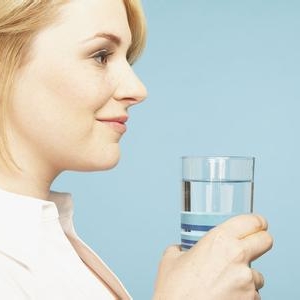 必知：选错水杯当心中毒