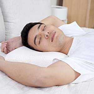 男人睡觉  保持什么样的睡姿有利健康