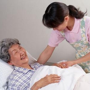 儿女们在为老人请保姆时需要注意些什么呢？