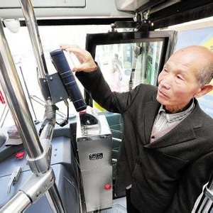 老年人外出乘坐公交车需注意，侧身站