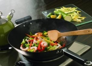 用铁锅炒菜真的能补铁吗？