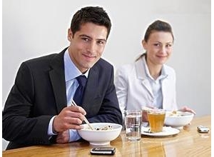 晚饭最佳时间为几点？ 五招“拯救”被推迟的晚餐