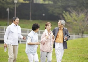 老人春季健身要避开风口