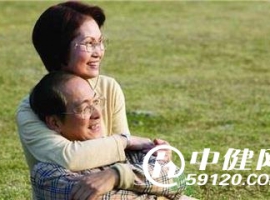 春季乍暖还寒 老人减衣从上至下