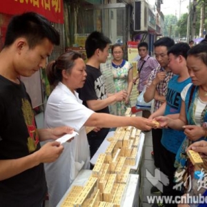 武汉市民涂药防蜱虫专家称还应注意游玩习惯
