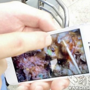 公司加餐后64人恶心腹泻 称鸡块里发现活蛆