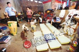 无卫生健康证 “良心”凉粉作坊开在猪圈旁