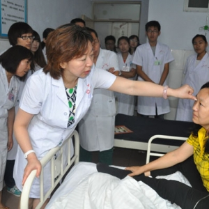 汪芳教授受邀对承德县中医院医护人员培训