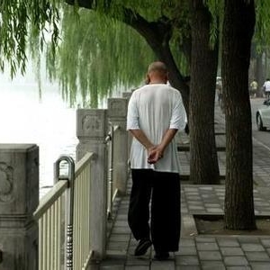 老年人散步时不宜背着手