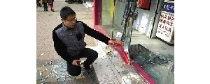 视线关注：男子平安夜砸店专偷自慰情趣用品