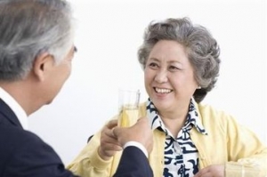 老人冬季养生 三杯水保健康