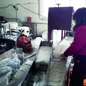暗访餐巾纸加工厂:原料纸地上滚工人徒手包装