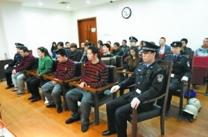 9人卖假药被诉 主犯否认指控称被他人利用