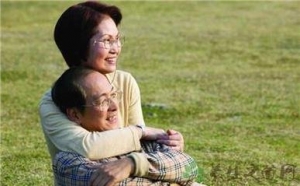 春季乍暖还寒 老人减衣从上至下