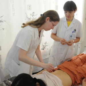 匈牙利留学生到唐山市中医医院“取经”学习