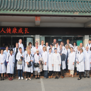 匈牙利代表团来唐山市中医医院进行参观学习