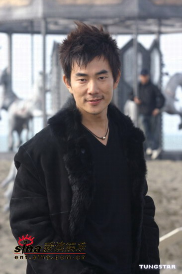 任贤齐海边拍摄MV，舒琪着纺纱套装更迷人