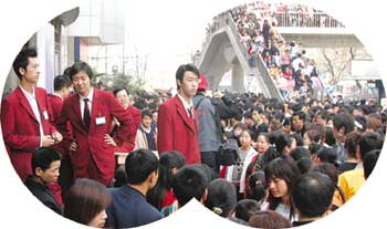 赵薇西安签售场面失控衣服被挂破