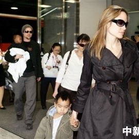 皮特怀抱养女茱莉手牵养子亮相