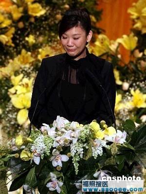 肥姐追思会上欣宜与男友相拥