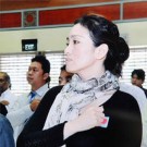 巩俐宣誓成新加坡公民 与人合影笑容灿烂如花