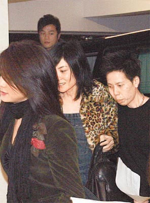 情侣配合默契互补足，王菲李亚鹏“秀”体育