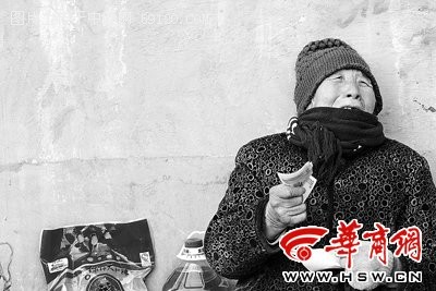 摆摊老妇收到城管送来年礼 感动的痛哭流泪