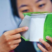 品牌方便面包装被指用废纸