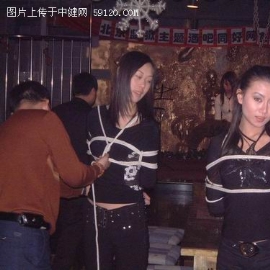 现代人寻求酒吧里的虐待游戏