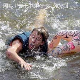另类极限运动 充气娃娃水上漂流