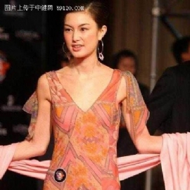美女模特夜生活揭密 深夜畅饮贴身热舞