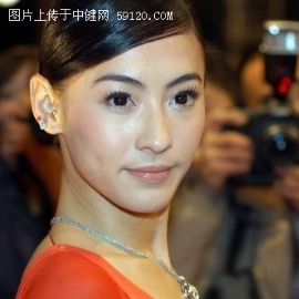 《无极》上海首映 张柏芝秀玉背露纹身