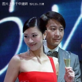 李嘉欣裙子开衩走光