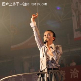 那英献唱遭熊抱男歌迷胜利挥舞那姐险摔倒