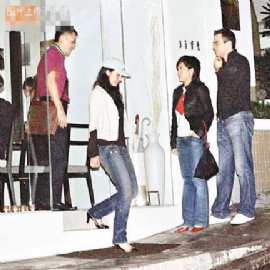 李嘉欣醉酒摔跤 许晋亨偷笑